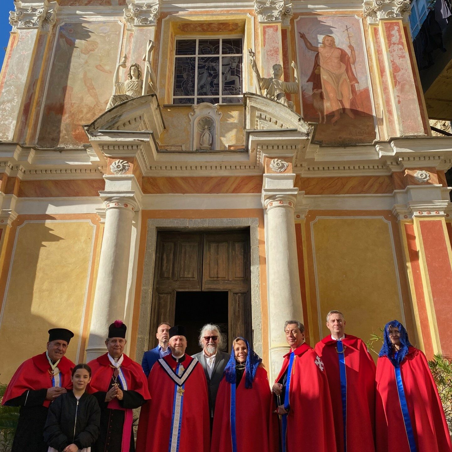 Membri dell'Ordine sul sagrato della chiesa